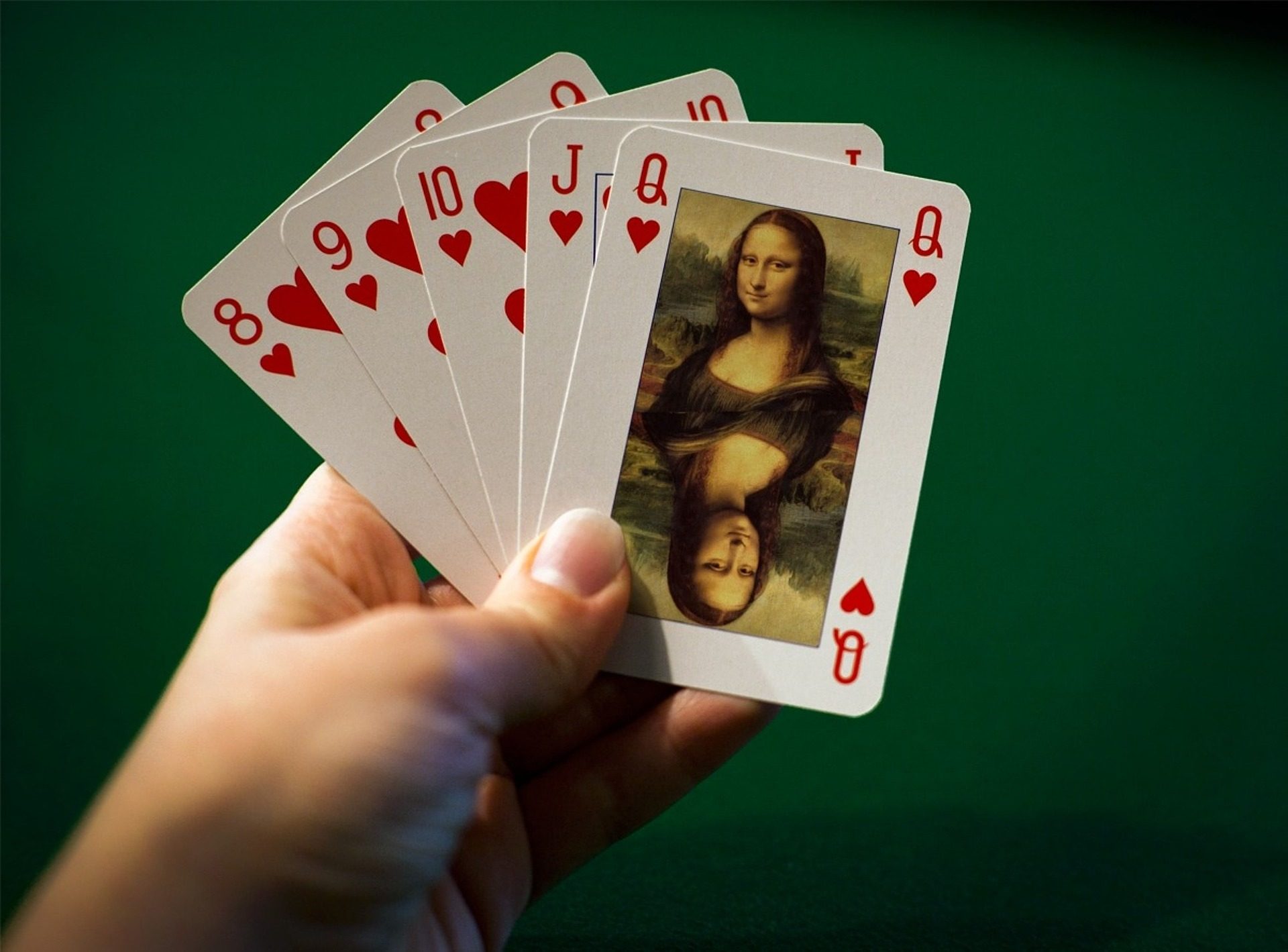 Eine Hand hält Spielkarten
